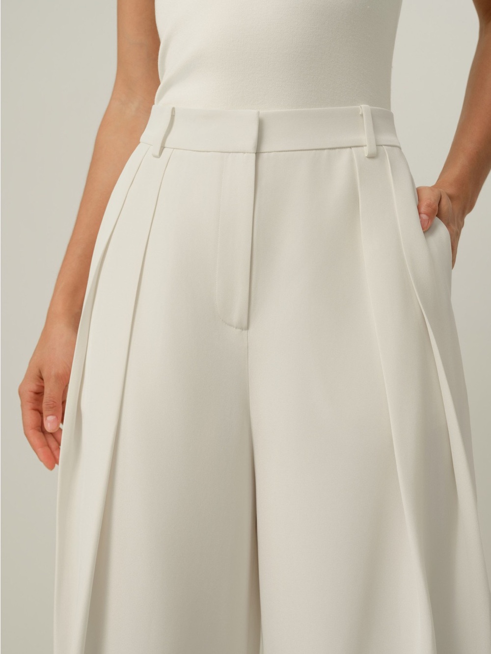 Aritzia Babaton Light Cream Wide-Leg culottes. Preowned. Size 00